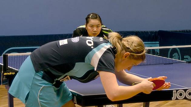 Lenka Harabaszová na v pozadí stojící Číňanku Zhow Xiao nestačila. Ostatní frýdlantské hráčky však neuhrály ani bod.