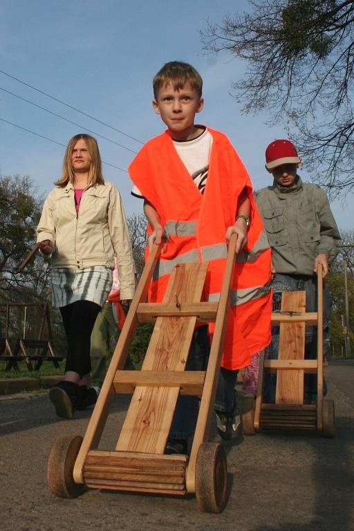 V Hlohovci bylo po mši na Zelený čtvrtek velmi rušno. Zatímco dospělí se z kostela odebrali domů, dětem začala zábava.