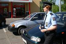 Policisté u obchodních center v Břeclavi upozorňovali nakupující na nebezpečí vykradení jejich aut.