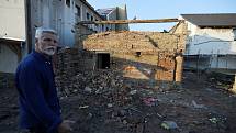 Petr Pavel navštívil Moravskou Novou Ves, kam již dříve poslal plachty na střechy. Nyní přivezl kamion stavebního polystyrenu a prohlédl si na místě následky škod po tornádu.