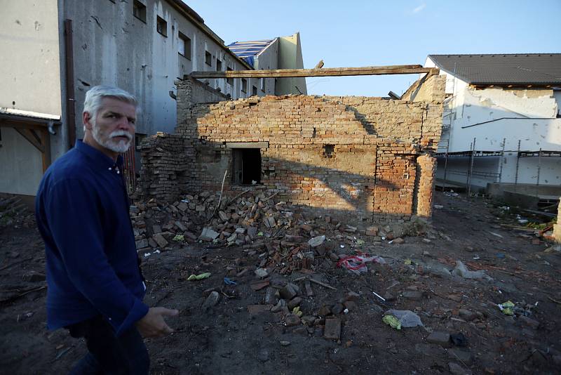 Petr Pavel navštívil Moravskou Novou Ves, kam již dříve poslal plachty na střechy. Nyní přivezl kamion stavebního polystyrenu a prohlédl si na místě následky škod po tornádu.