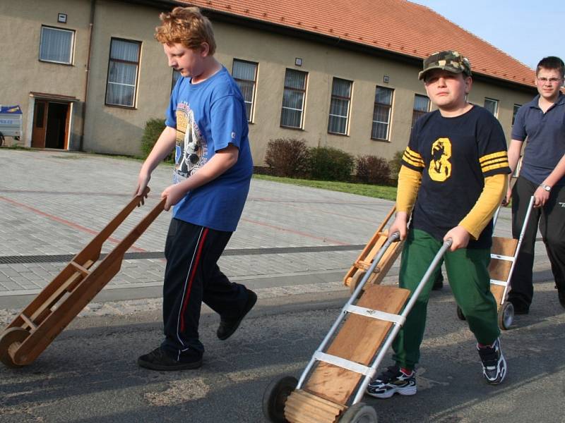 V Hlohovci bylo po mši na Zelený čtvrtek velmi rušno. Zatímco dospělí se z kostela odebrali domů, dětem začala zábava.