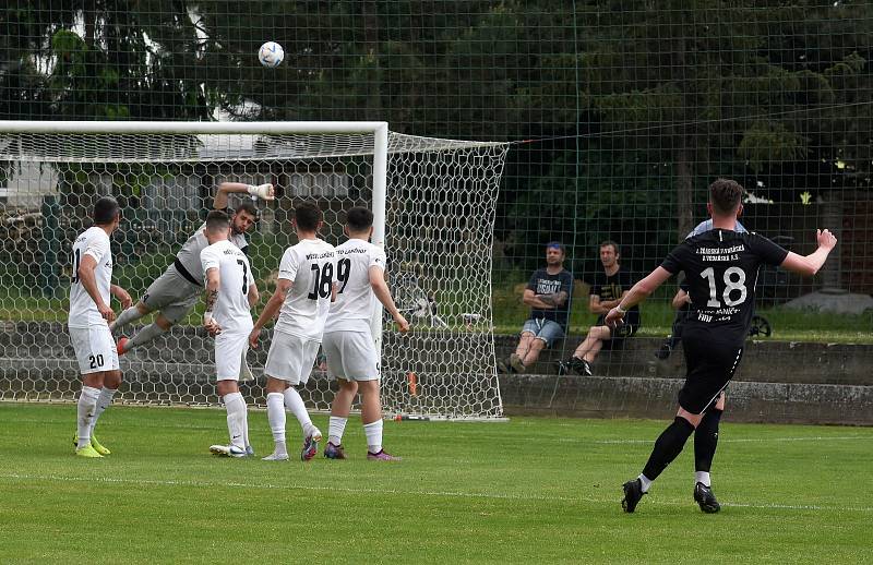 Fotbalisté Lanžhota (v bílém) remizovali se Žďárem nad Sázavou 2:2.