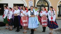 Folkloristé slavili. Soubory z České republiky a ze Slovenska roztančily Mikulov. Na festivalu Sousedé.