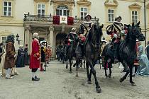 Unikátní výstavu šatů z natáčení filmu Marie Terezie II nově otevřeli na zámku ve Valticích. V expozici návštěvníci uvidí sedmadvacet rób. Nejnákladnější z nich stály i dvě stě tisíc.