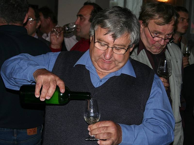 Lidé v Uherčicích ochutnávali, jaké víno se letos vinařům urodilo. 