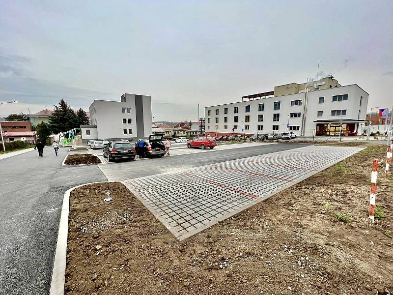 Nové parkoviště u hustopečské polikliniky má kapacitu čtyřiasedmdesát míst.