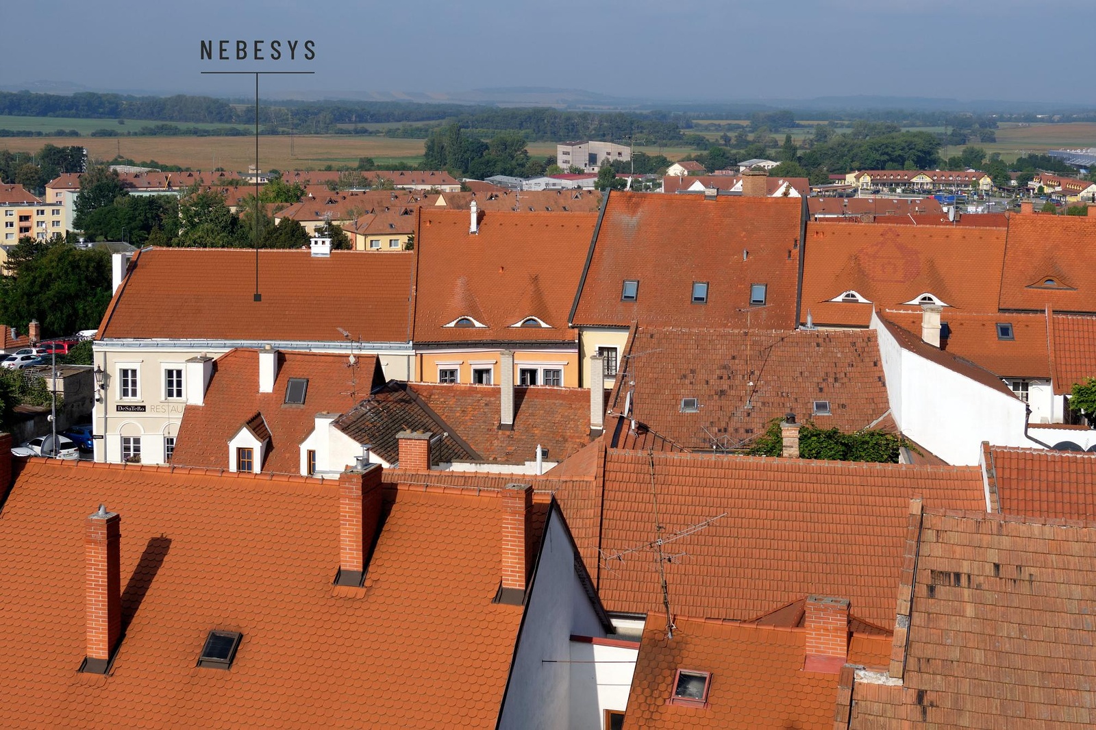 Na jihu Moravy mají unikátní tašky: zvenku běžná střecha, zevnitř jako sklo  - Znojemský deník