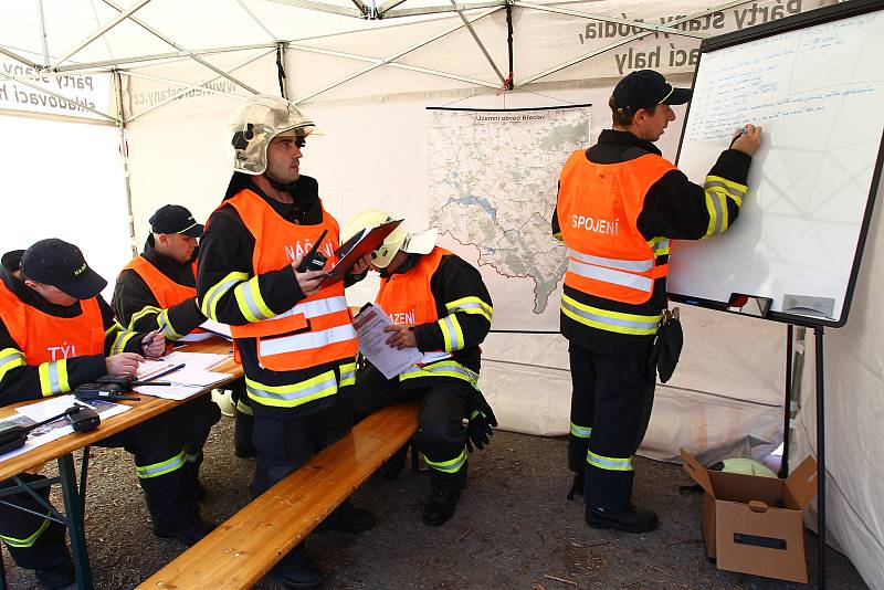 U hromadné dopravní nehody v Bořím lese u Břeclavi zasahovaly desítky hasičů, záchranářů a policistů. Šlo pouze o cvičení.
