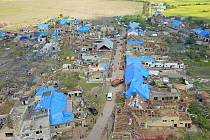 Obec Hrušky jen několik dní poté, co se obcí v červnu 2021 prohnalo tornádo. Modré plachty zakrývaly domy, které přišly o střechu