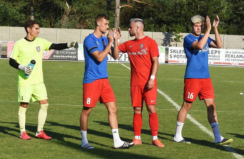 Fotbalisté Lanžhota (v červených dresech) podlehli prvoligovému Zlínu 0:2.