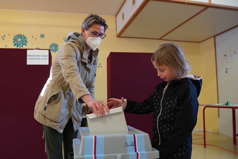 Poprvé v mateřské škole volí lidé v Moravské Nové Vsi na Břeclavsku. Budovu se podařilo opravit po tornádu, na rozdíl od té v centru městyse, kam chodili voliči dřív. Naproti školky je poničená sokolovna.