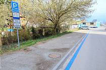 Modré pruhy mají řidičům pomoci s orientací při parkování v Břeclavi.