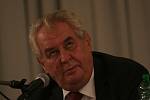 Při návštěvě jižní Moravy se prezident Miloš Zeman zastavil i v Lednici. Ve velkém sále nově opravených jízdáren v úterý diskutoval s lidmi. Mezi několika stovkami příchozích se našlo jen několik málo odpůrců Zemana s červenými kartami v rukou.