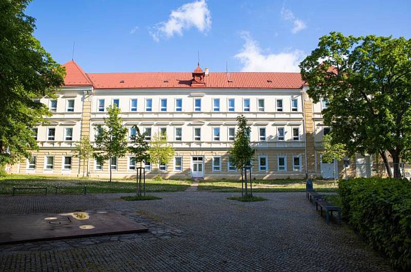 Policisté v pátek zasahovali v budově Střední odborné školy a středního odborného učiliště v Hustopečích (na snímku).