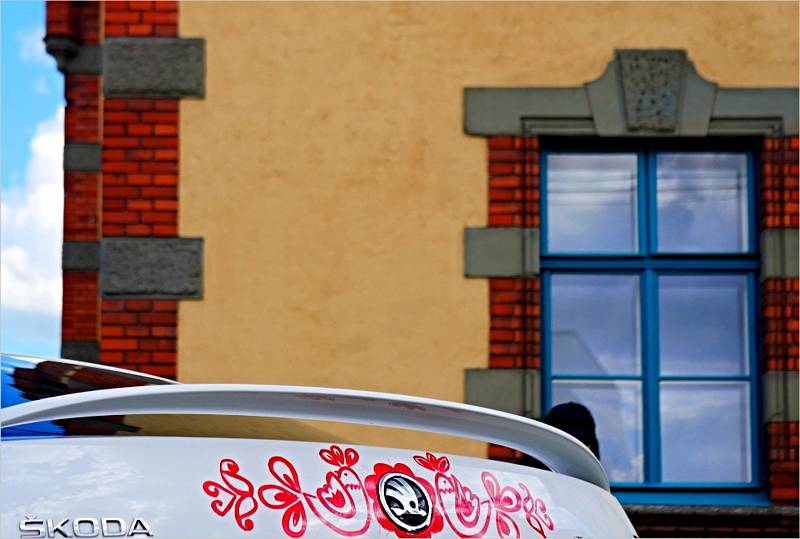 Nadační fond Moravská krása připravil v poštorenské Havlíčkově vile zajímavou podívanou. Malířka Lenka Jurečková ozdobila auto ornamenty z Podluží. Ve vile pak sochařka Jana Galaxie Brisudová slavnostně ukončila výstavu i svých děl.