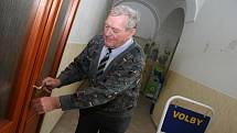 Jeden volič chyběl v Sedleci u Mikulova, aby tam volební účast dosáhla padesáti procent. Volební místnost uzavřel předseda komise Karel Topol přesně ve dvě.