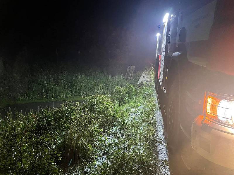 Silná bouřka s kroupami zaměstnala na Soutoku hasiče z Lanžhota a Břeclavi. Lesníci předběžně hovoří až o třech tisících kubíků vývratů.