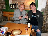 Vinař Vít Sedláček z Vrbice při přátelském posezení s vinařským matadorem, profesorem Vilémem Krausem.