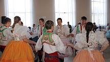 Kroje z regionu Podluží i ty ze Slovenska byly k vidění na devatenáctém dětském krojovém plese ve Staré Břeclavi. Sál tamního kulturního domu v neděli odpoledne zaplnili malí folkloristé, jejich doprovod a další návštěvníci.