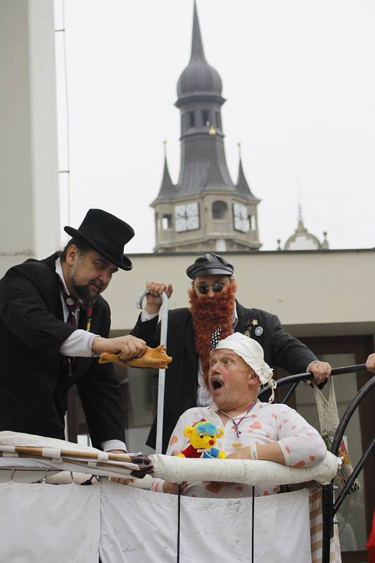 Dvacáté Burčákové slavnosti v Hustopečích na Břeclavsku otevřely lidem mázhausy, kde byl k dostání i červený burčák. Program nabídl koncerty na Dukelském náměstí či početný průvod v kostýmech. Kromě středověkých postav v něm byla také zvířata. 