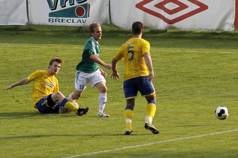 Fotbalisté Břeclavi (ve žlutém) v předehrávce zdolali Hlučín 1:0. 