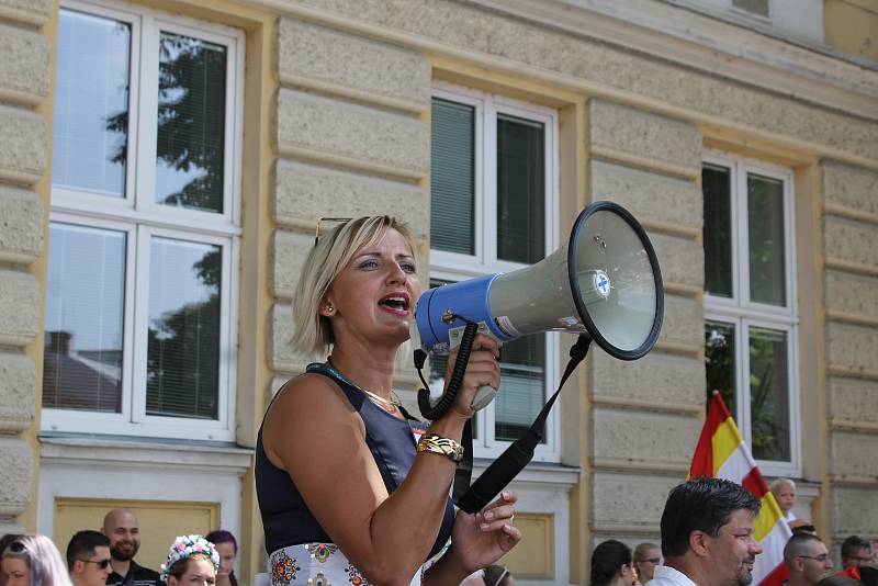 V sobotním průvodu po Břeclavi na třetím ročníku Setkání přátel jižní Moravy prošly až stovky krojovaných, dokonce i hosté ze Slovenska.