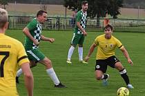 Fotbalisté Charvátské Nové Vsi (v zeleném) porazili 3:1 Nosislav.