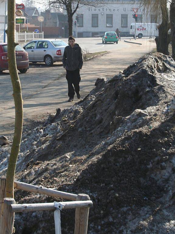 Nepořádek na břehu Dyje v Břeclavi.