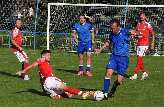 Fotbalisté Lednice (v modrém) porazili 2:0 Pohořelice.