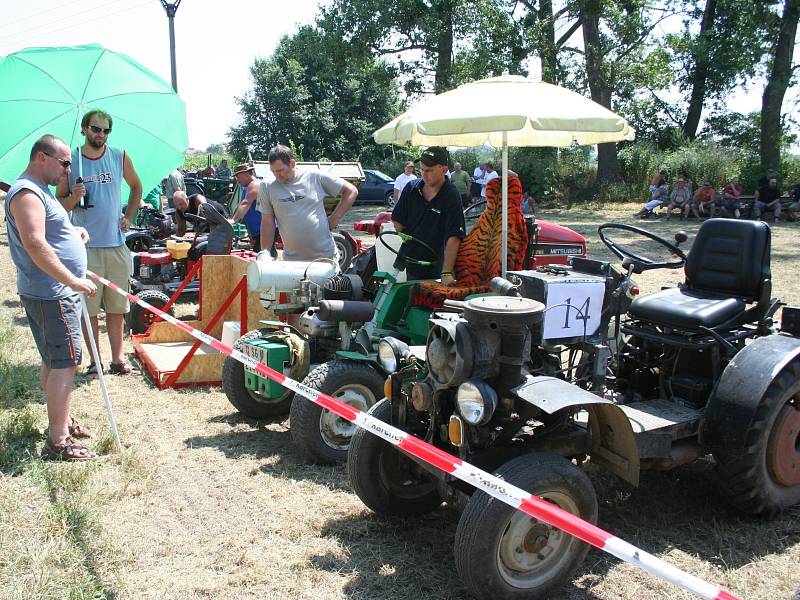 Na Podivínský mazec přijelo třiadvacet malotraktorů domácí i tovární výroby. V netradičním závodu se soutěžilo o nejrychlejšího i nejpomalejšího. 