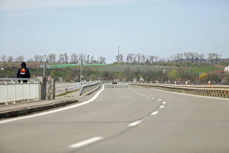 Silnice přes vodní nádrž Nové Mlýny mezi Strachotínem a Věstonicemi byla několikrát uzavřená kvůli natáčení reklamního spotu firmy Redbull. Cestu několikrát prolétla závodní rychlostí formule 1.
