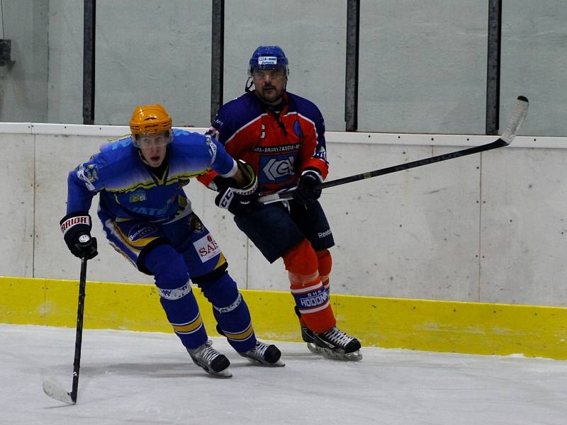 Břeclavští hokejisté (v modrém) prohráli v letošní sezoně i druhé jižanské derby.
