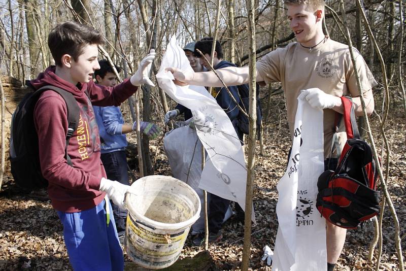 Dobrovolníci v sobotu uklízeli příměstskou krajinu v Břeclavi. Sešly se jich desítky. Na málo práce si lidé stěžovat nemohli. V přírodě našli bezpočet odhozených PET lahví, velkou pneumatiku a další odpadky.