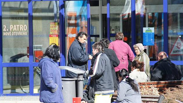 Sociálně slabí lidé před břeclavským Shopping centrem.