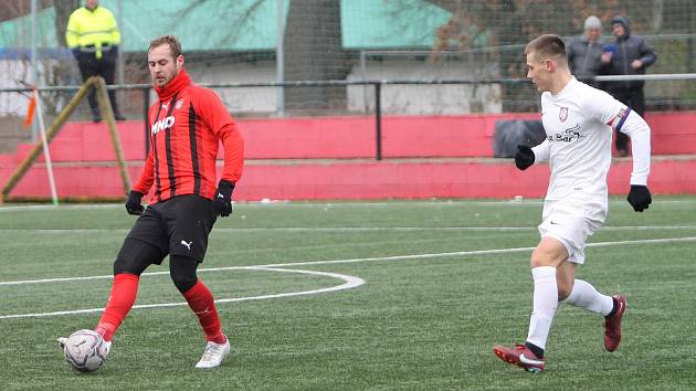 Fotbalisté Hodonína (v červeném) remizovali s Dubnicou.