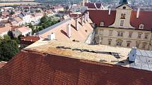 Páteční bouřka poškodila část střechy zámku ve Valticích na Břeclavsku.