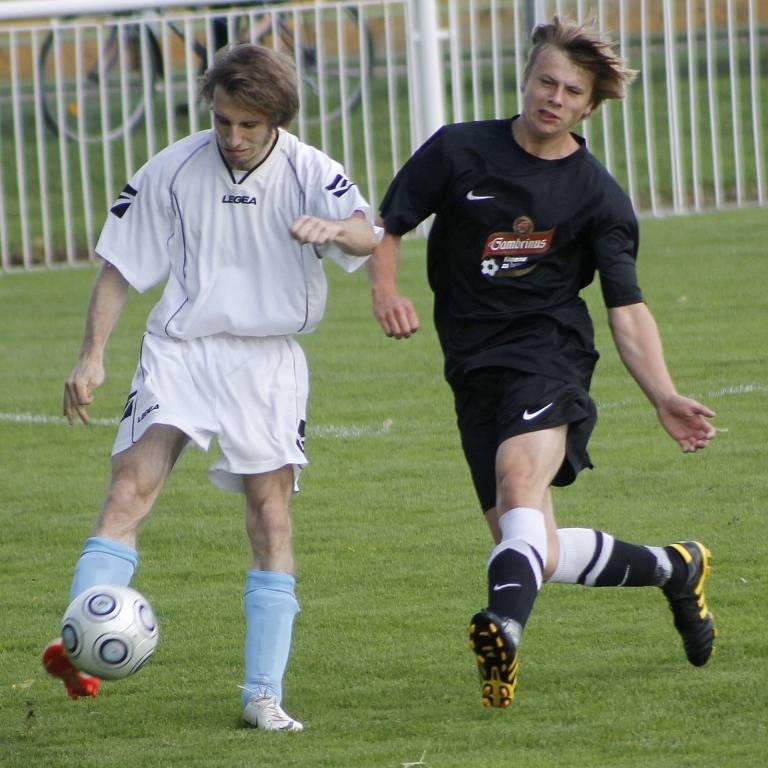 Fotbalisté Hrušek (v bílém) zažívají po postupu do okresního přeboru stále těžší zápasy.