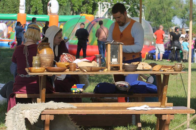 Bohatý hudební program, jezdecký pohádkový turnaj, střelba z luku či známé animované postavy. V pasohláveckém autokempu Merkur zahajovali v pátek a v sobotu novou sezonu. 