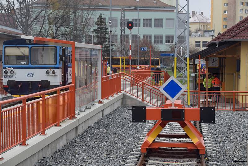 Mezi Hustopečemi a Šakvicemi v neděli poprvé vyjedou elektrické vlaky.