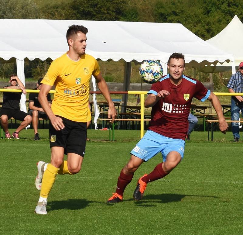 Fotbalisté Krumvíře (ve žlutých dresech) porazili v 6. kole krajského přeboru Mutěnice 4:2.