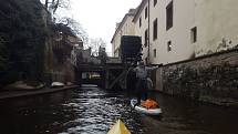 Z plavby na paddleboardu Prahou.