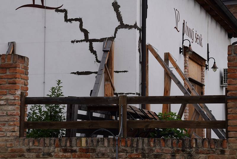 Vinařství Přítluky dočasně uzavřelo vinný bar a restauraci. Důvodem jsou praskliny a špatná statika budovy.