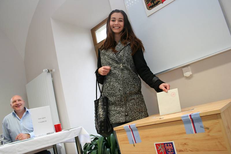 Loňská Miss Víno Barbora Pleskačová z Velkých Pavlovic šla volit hodinu před koncem voleb. Dvaadvacetiletá kráska přišla do Ekocentra Trkmanka rovnou z práce.