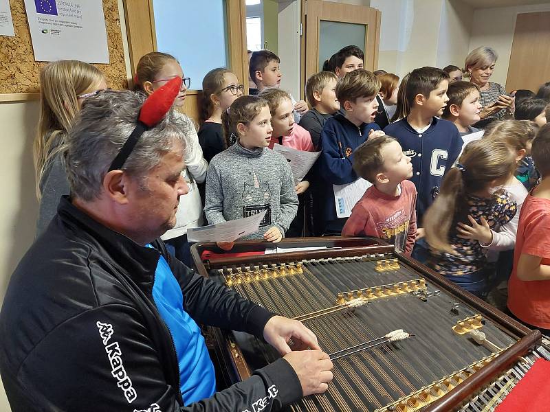 Koledy si společně zazpívali všichni žáci a učitelé ve škole v Dolních Věstonicích.