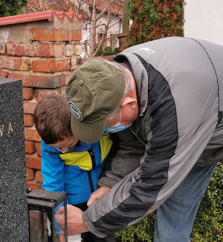 Desítky lidí zamířily v sobotu v dopoledních hodinách na rakvický hřbitov