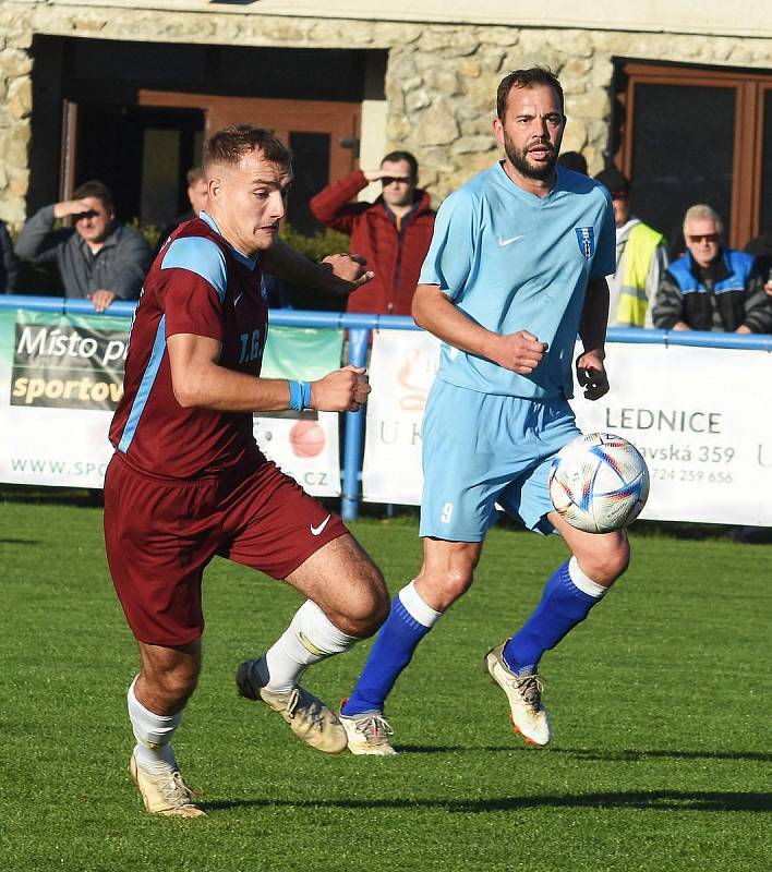 Fotbalisté Lednice (v modrém) remizovali 1:1 s Kunštátem.