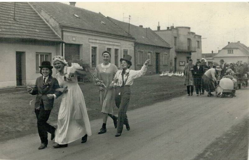 Obrázky ze života v Kosticích. Stěhování po svatbě, rok 1967. Poskytli Kurcovi