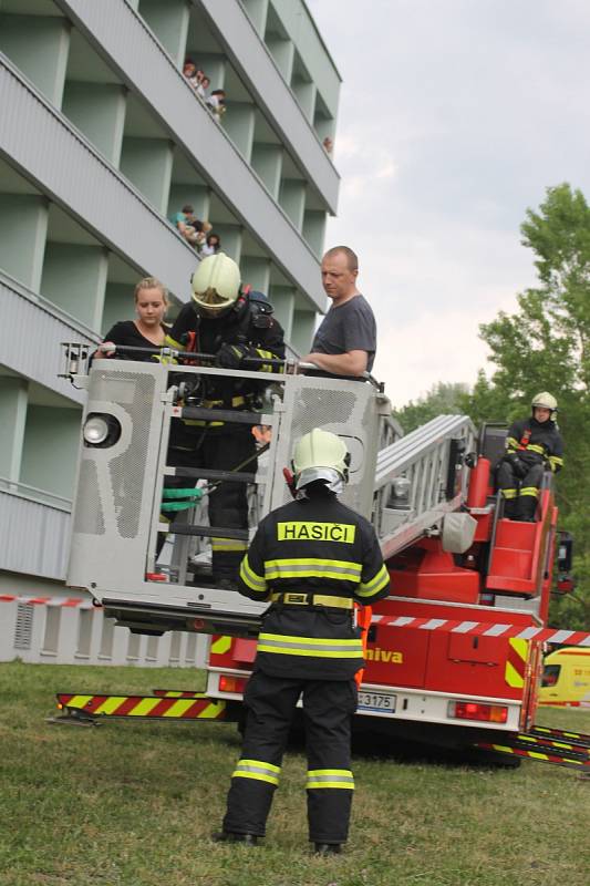 Letošní nejrozsáhlejší cvičení v Břeclavi mají za sebou hasiči. V úterý odpoledne zasahovali v tamní nemocnici.