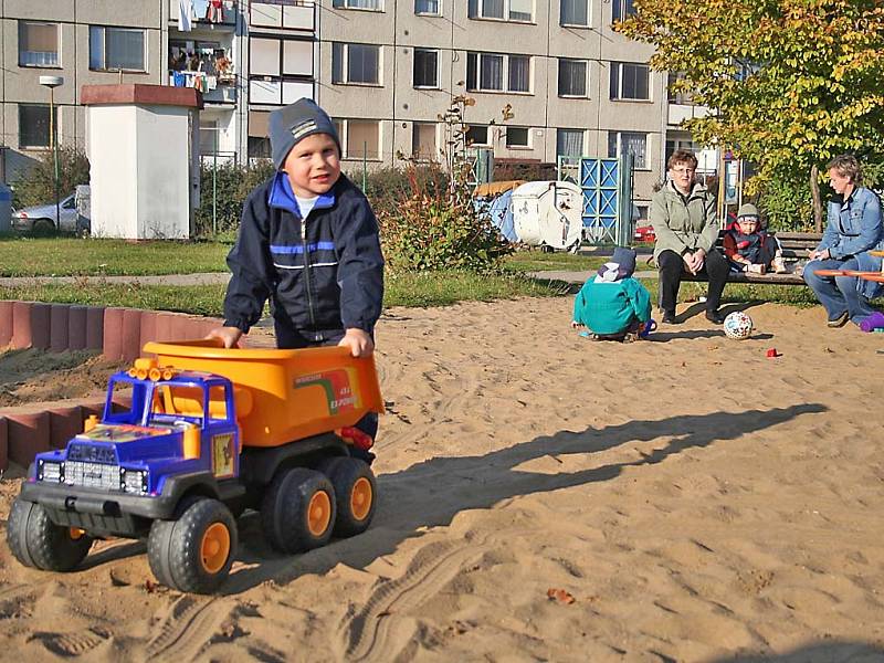  Děti si hru na hřišti užívají jedině odpoledne. Dopoledne zůstává brána zavřená.